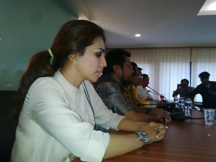 _- Bendahara Cantik Partai Golkar Imbau Ade Komarudin Cs Legowo -__