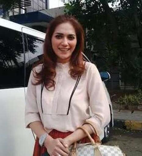 _- Bendahara Cantik Partai Golkar Imbau Ade Komarudin Cs Legowo -__