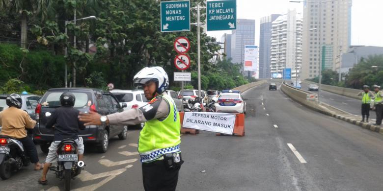 Dua Cara Tembus Macet Jakarta, Pakai Sepeda atau Jadi Polisi
