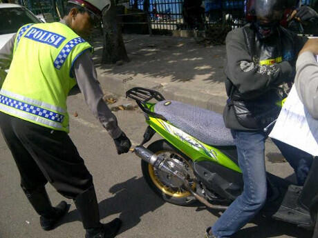 Hal Konyol yang Sering Agan Lakukan Ketika Berkendara di Jalan Raya