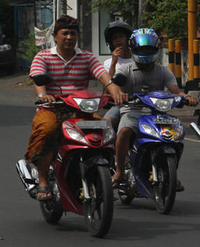 Hal Konyol yang Sering Agan Lakukan Ketika Berkendara di Jalan Raya