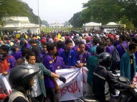 &#91;PANASTAK @GORONG2 LAGI&#93; Massa Mahasiswa Kepung Istana Bogor.