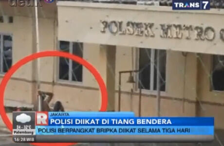 POLISI DIIKAT DITIANG BENDERA