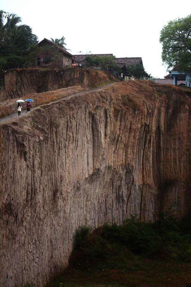 EFEK PENAMBANGAN MAMPU MEMBUAT JALAN BIASA MENJADI JALAN WISATA MAUT UNTUK UJI NYALI