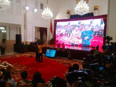 Kisah Nyata... Ketika Reza Rahadian Todong Jokowi Selfie di Dalam Istana Negara..