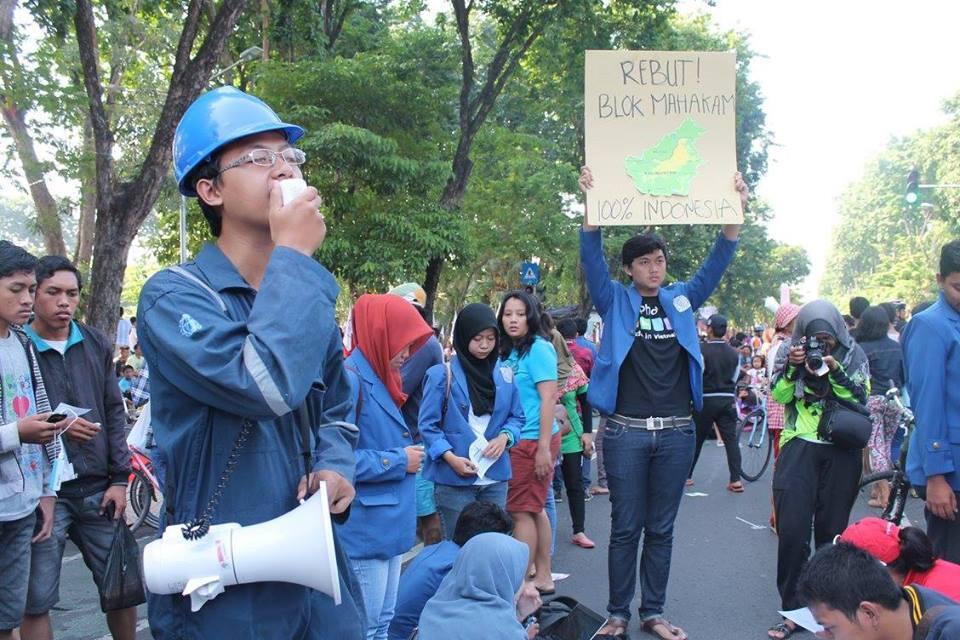 MAHASISWA BERGERAK EDISI SURABAYA DI GRAHADI ( 27 MARET 2015 )