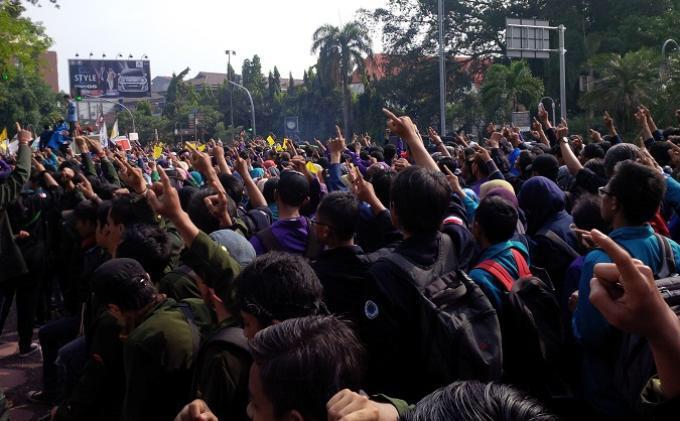 MAHASISWA BERGERAK EDISI SURABAYA DI GRAHADI ( 27 MARET 2015 )