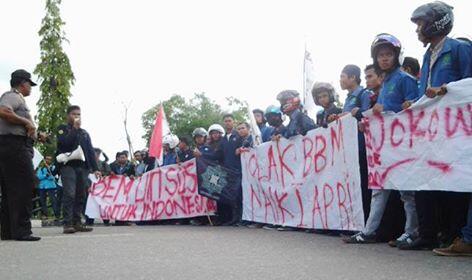 MAHASISWA BERGERAK EDISI SURABAYA DI GRAHADI ( 27 MARET 2015 )