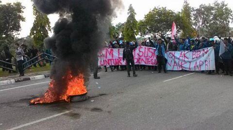 MAHASISWA BERGERAK EDISI SURABAYA DI GRAHADI ( 27 MARET 2015 )