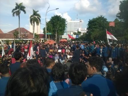 MAHASISWA BERGERAK EDISI SURABAYA DI GRAHADI ( 27 MARET 2015 )