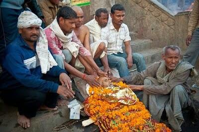 Tradisi Membakar Mayat Yang Mengerikan Di India