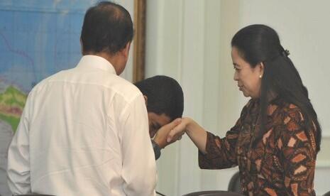 ( Berita Cium Tangan ) Ini Pernyataan Yuddy Terkait Aksinya Cium Tangan Puan