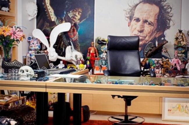 Intip Koleksi Di Ruang Kerja CEO Nike yang Berantakan Tapi Kreatif 