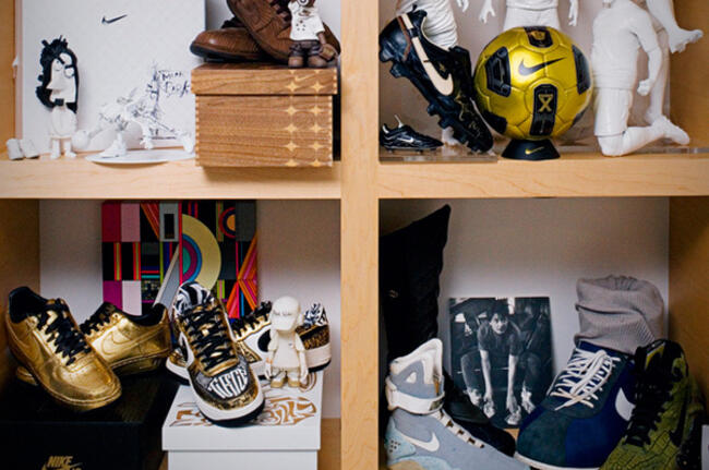 Intip Koleksi Di Ruang Kerja CEO Nike yang Berantakan Tapi Kreatif 
