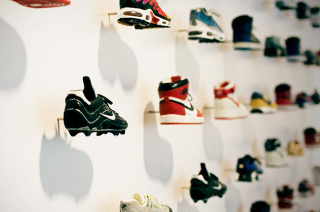 Intip Koleksi Di Ruang Kerja CEO Nike yang Berantakan Tapi Kreatif 