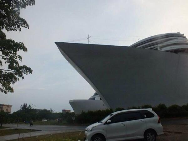 Kapal Pesiar Terdampar? Bukan, Ini Hotel Pacific di Batam
