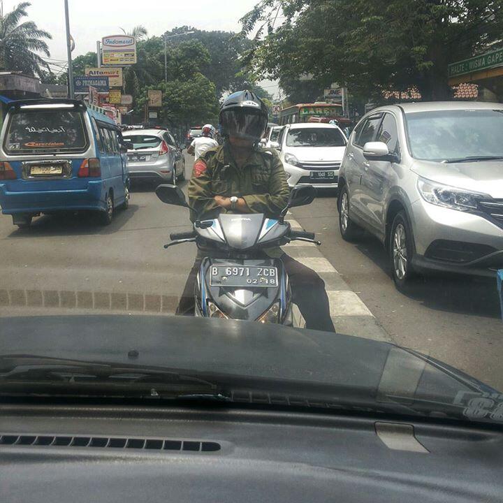 Sudah Lawan Arah, Pemotor Ini Ngotot Tidak Mau Memberi Jalan...