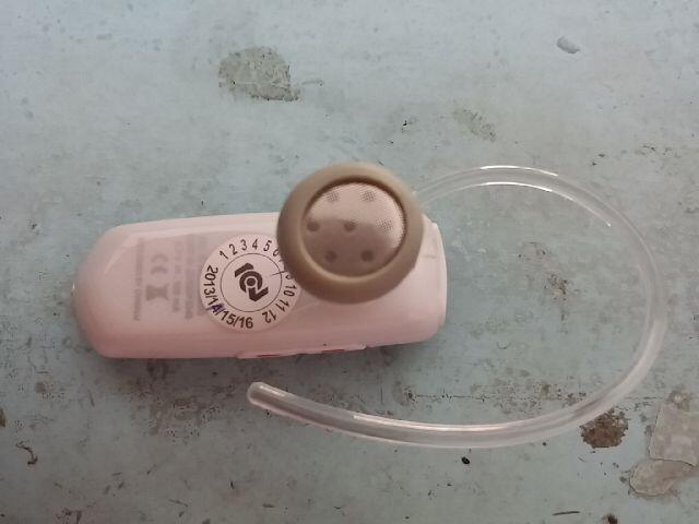 ada yang tau gak segel handfsree bluetooth samsung ini ya