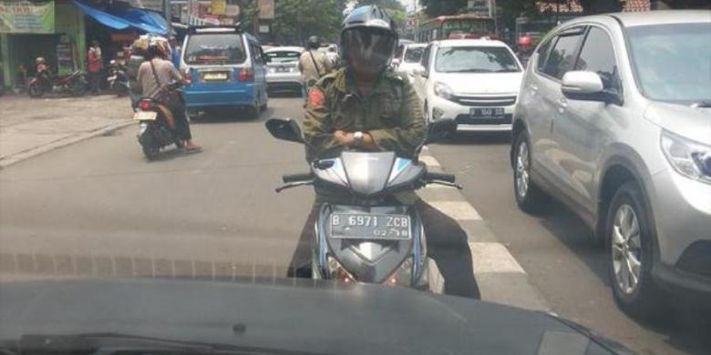Lawan Arus, Pengendara Ini Cuek Halangi Mobil di Depannya (tkp :: bangjo jatipadang)