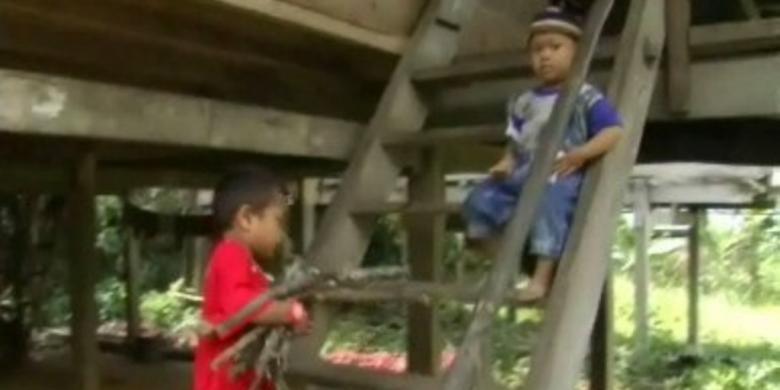 Bocah 6 Tahun Rawat Ibunya yang Buta dan Kakaknya yang Gangguan Mental