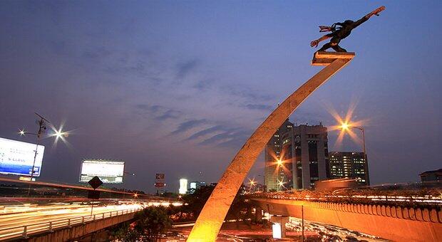 Misteri Acungan Tangan Patung Pancoran