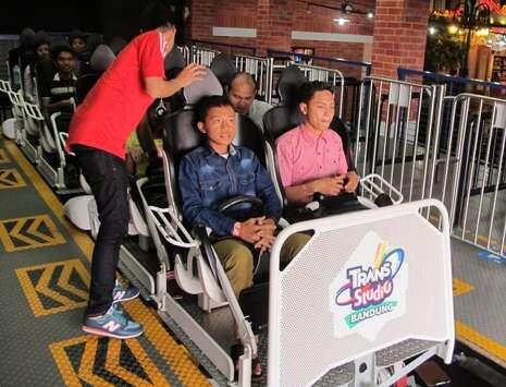 10 Hal Yang Bakal Kamu Alami Ketika Bekerja di Sebuah Theme Park 