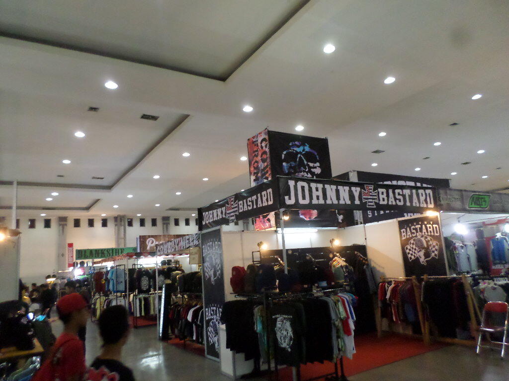 Jual GROSIR DISTRO BANDUNG KAOS  CELANA JAKET TAS KEMEJA 