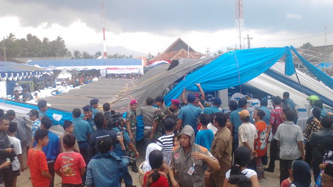 Tenda Acara 3 Menteri & Panglima TNI di Labuan Ambruk gan..