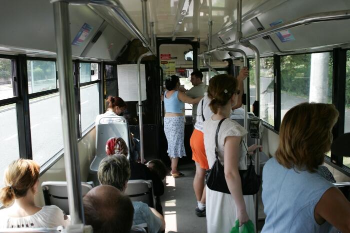 Tips Main HP Sambil Diri di Bus Atau Kereta..