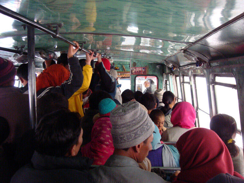 Tips Main HP Sambil Diri di Bus Atau Kereta..