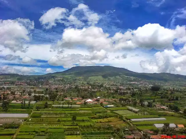 Lontong... ehh Tolong Rekomendasikan tempat liburan di Bandung dong gan ?