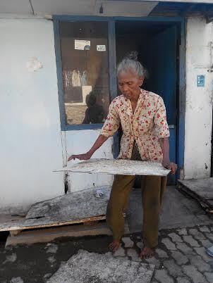 &#91;BPLA&#93; Demi Bertahan Hidup di Kota Bekasi, Nenek Usia 90 Tahun ini Makan Nasi Aking