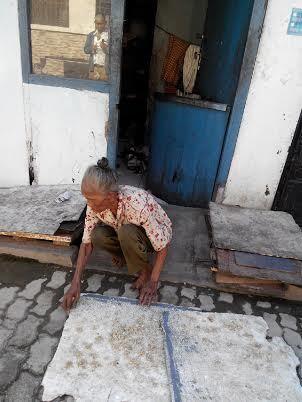 &#91;BPLA&#93; Demi Bertahan Hidup di Kota Bekasi, Nenek Usia 90 Tahun ini Makan Nasi Aking