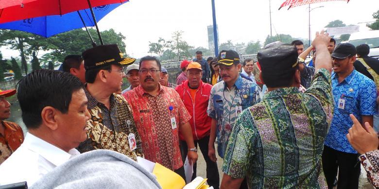 Pak Gubernur datang, sampah kali langsung dibersihkan