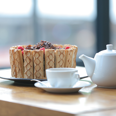 Teman di waktu minum secangkir teh hangat 