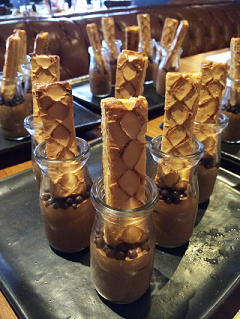 Teman di waktu minum secangkir teh hangat 