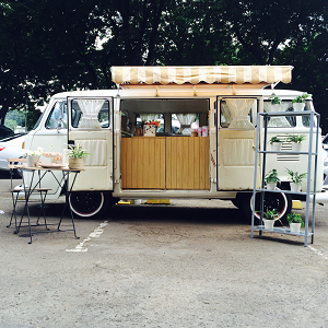 Teman di waktu minum secangkir teh hangat 