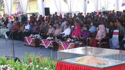 Mantap... Turun ke Padang Savana, Jokowi 'Disemuti' Warga NTB...