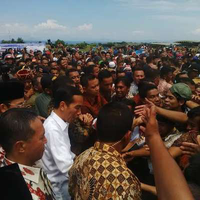 Mantap... Turun ke Padang Savana, Jokowi 'Disemuti' Warga NTB...