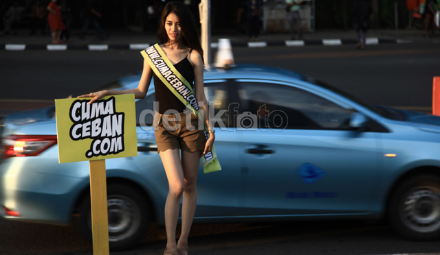 Hot Photo 18+.. Lima Gadis Seksi Bagi-bagi Uang gan...