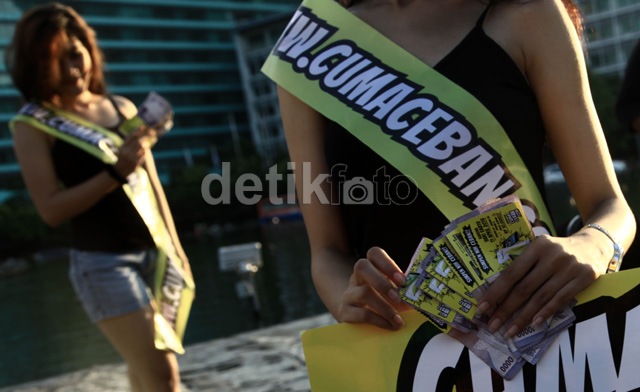 Hot Photo 18+.. Lima Gadis Seksi Bagi-bagi Uang gan...