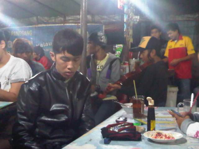 Perbedaan Antara Pengamen dan Musisi Profesional