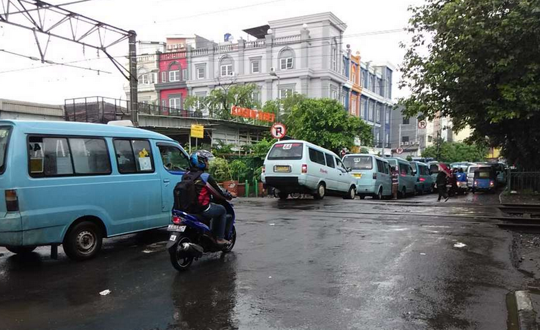 &#91;Ngetem &amp; Cuek&#93; Menghalangi jalan KRL, Kaca Angkot M 44 Tebet dipecahkan 