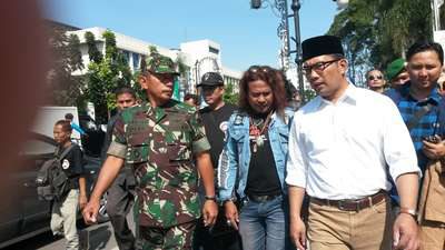Wow... Ridwan Kamil Tunjuk Kang Komar 'Preman Pensiun' Jadi Duta Gotong Royong KAA..