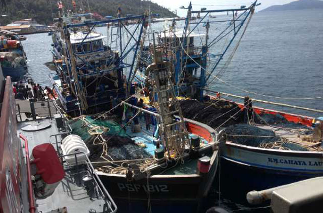 Hot Photo... Menyamar, KRI Pattimura Sergap 2 Kapal Ikan Asing !!