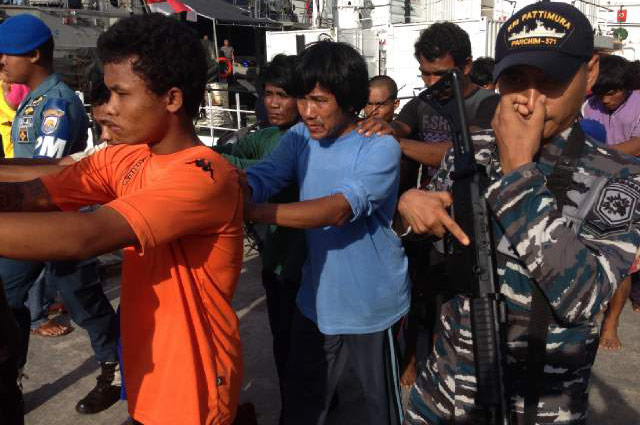 Hot Photo... Menyamar, KRI Pattimura Sergap 2 Kapal Ikan Asing !!