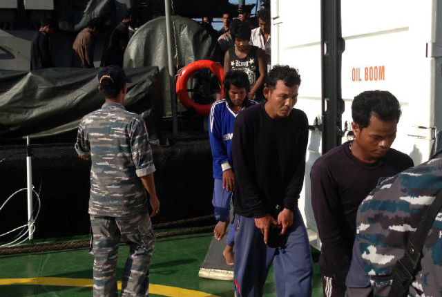 Hot Photo... Menyamar, KRI Pattimura Sergap 2 Kapal Ikan Asing !!