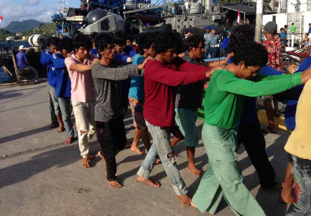 Hot Photo... Menyamar, KRI Pattimura Sergap 2 Kapal Ikan Asing !!