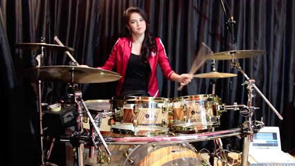 S White (Luo Shiro 羅仕茹) Cewe imut yang Hobby Gebuk Drum