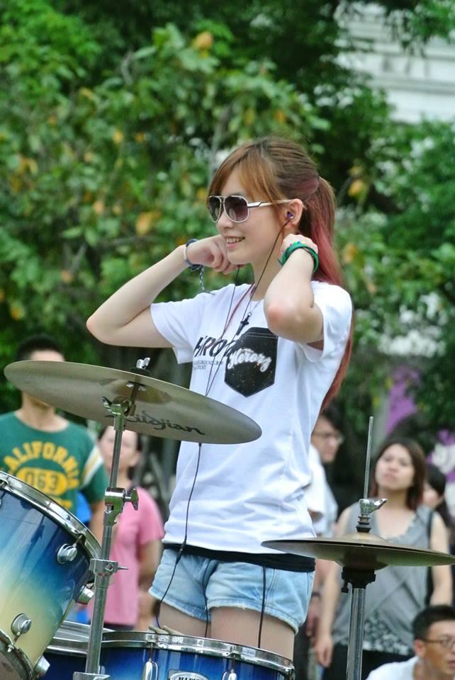 S White (Luo Shiro 羅仕茹) Cewe imut yang Hobby Gebuk Drum